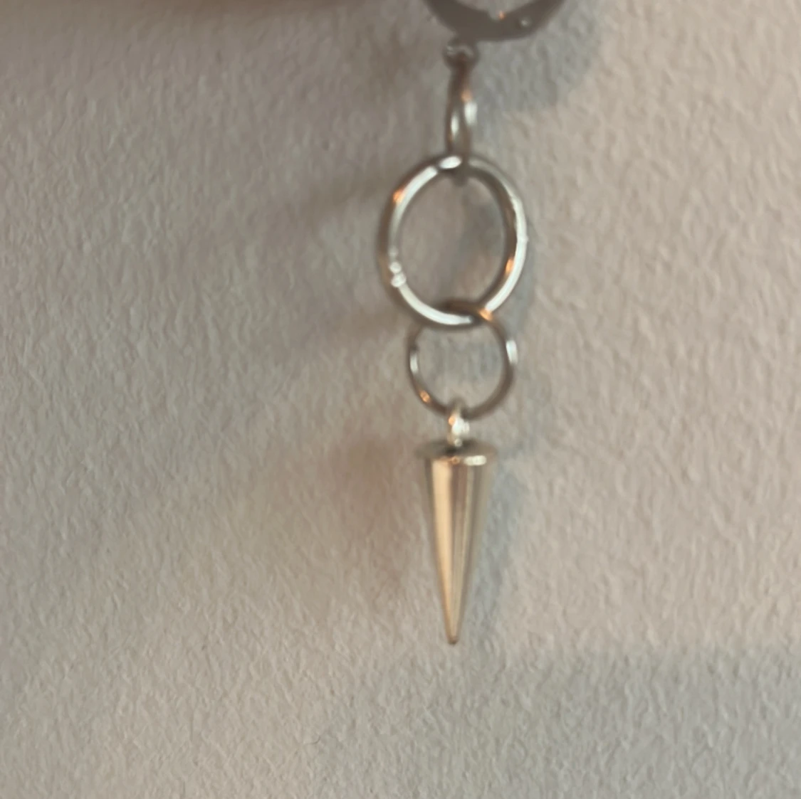 Ett par långa örhängen i silver - 91