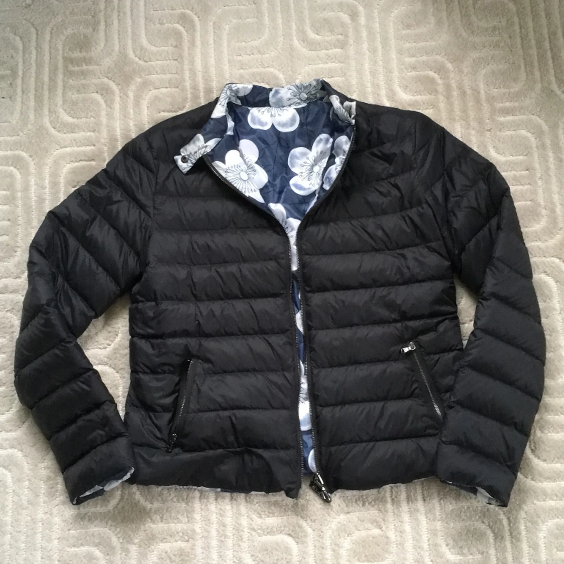 Vändbar Svart lättviktj dunacka Armani. Nyskick. FYND! - 90