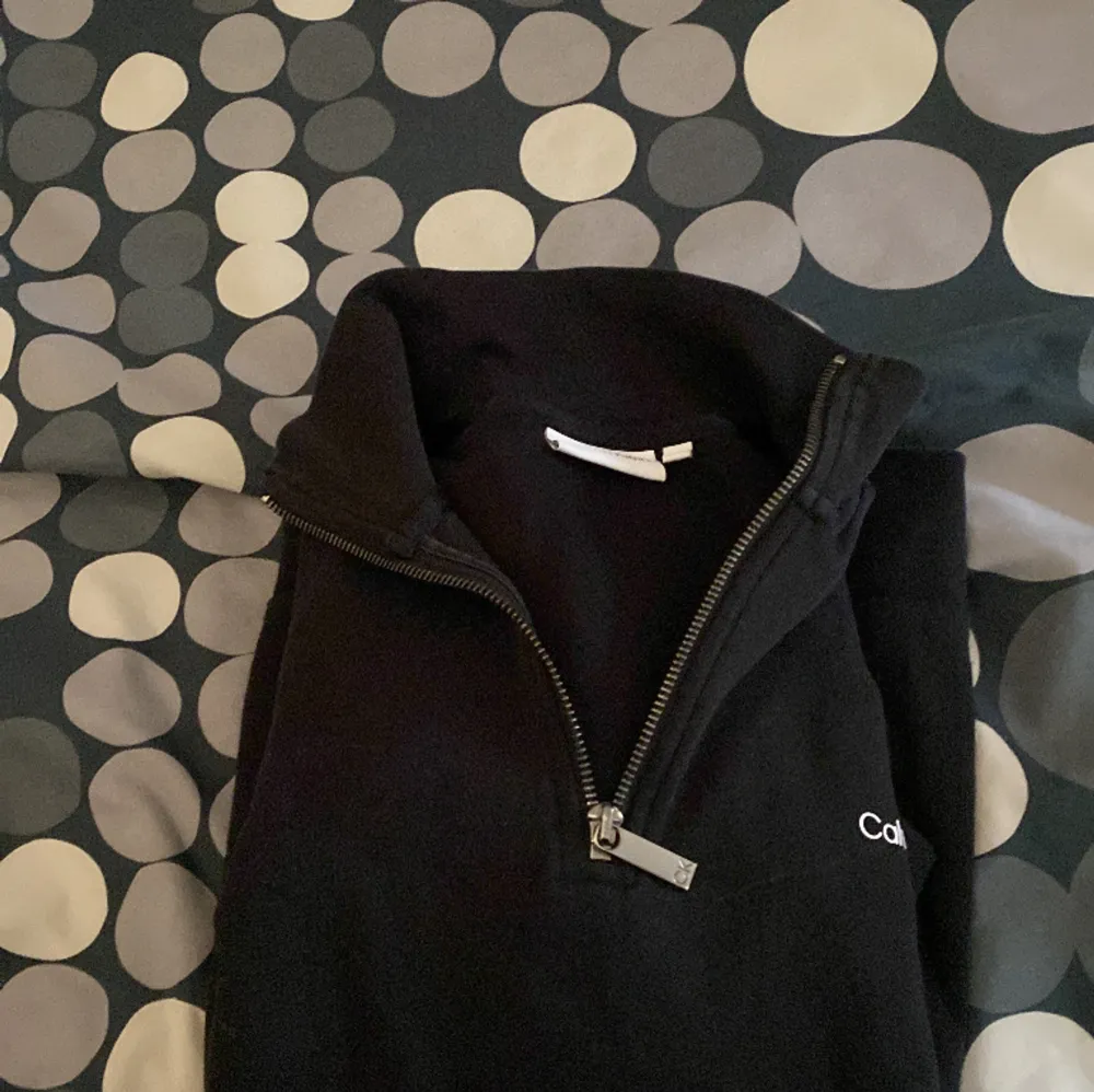 Tja! Säljer denna riktigt snygga Calvin klein halfzip i storlek S. Använt skick och har några märken men inget som syns. Hör av er för frågor. Hoodies.