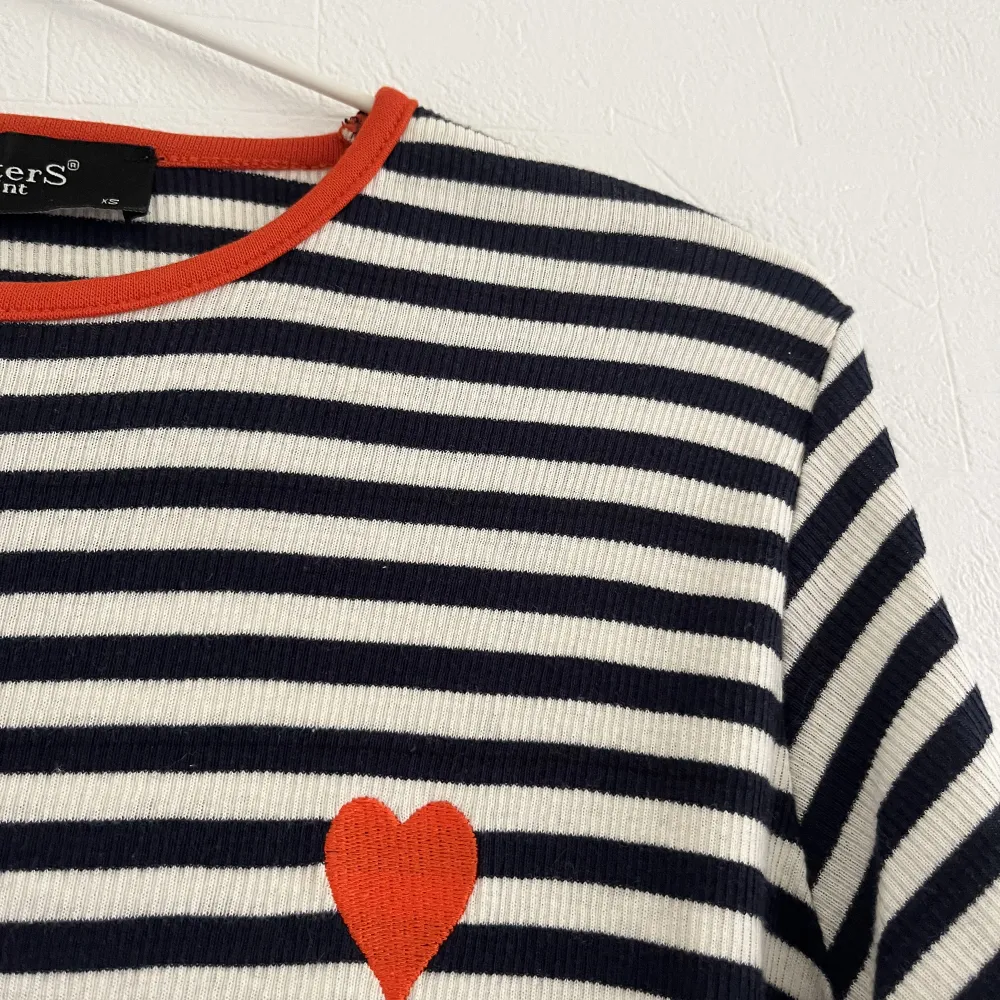 Marinblå och vit-randig långärmad tröja med hjärta på bröstet. Använd 2-3 gånger💞. Tröjor & Koftor.