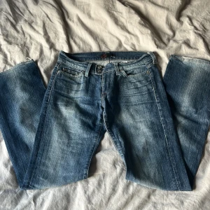 Low waist jeans - Jätte snygga lågmidjade, bootcut jeans med dubbelknapp💕Mycket bra skick och bara använda ett få tal gånger❣️
