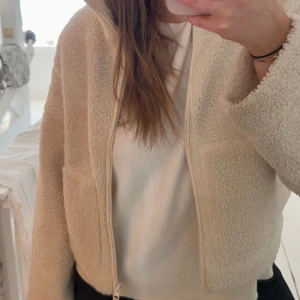 Teddyjacka från hm - Vit teddyjacka från hm!