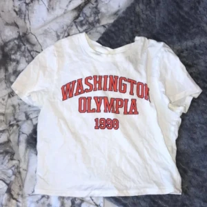 Kort vit T-shirt med tryck - Väldigt bekväm att ha på sig och jätte fin❤️