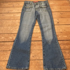 Lågmidjade jeans  - Skit snygga lågmidjade jeans men som tyvärr är för små för mig så kan inte vissa bild på! Innerbenslängd: ca 77cm, midja: ca 69-70cm. Står ingen storlek. Oanvända av mig och i bra skick. Skriv vid fråga!:)