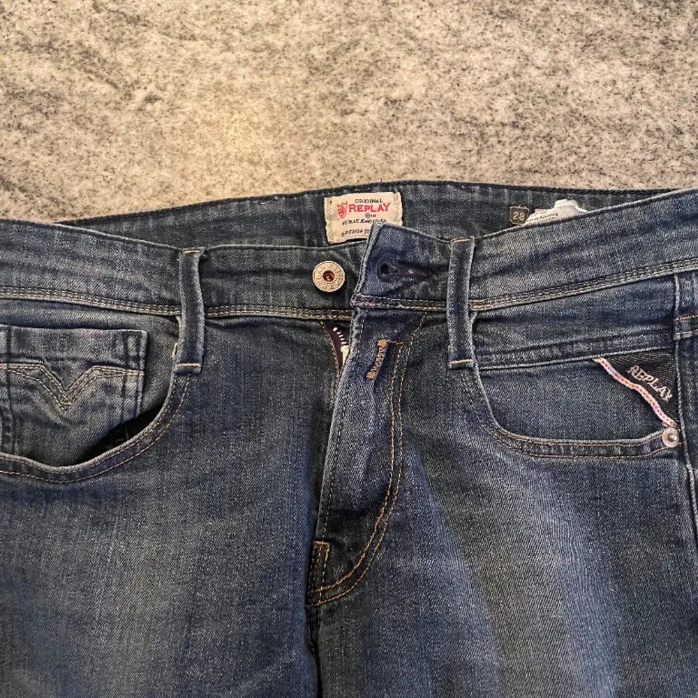 Riktigt snygga replay anbass jeans i storleken 28/30. De är nästan helt oanvända, inga tecken på skada. Nypris ca 1700 Mitt pris: 500 Skriv vid minsta fråga. Jeans & Byxor.