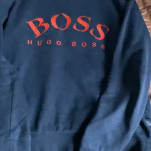 En Hugoboss tröja användt skick men väldigt snygg. Nypris runt 1500, äkta såklart.