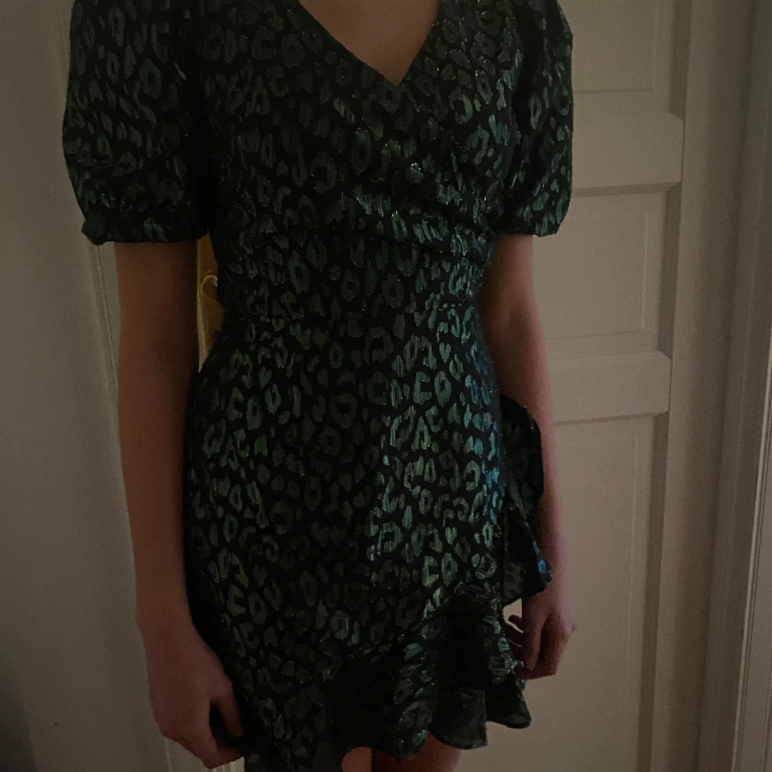 Glittrig leopardmönstrad klänning