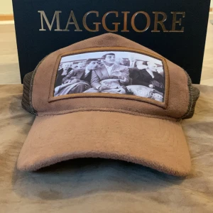 Maggiore keps - Det är en maggiore c4 som är lite sönder i kanten men annars funkar bra  Har tröttnat lite på den då jag har fått en ny.låda och bag ingår