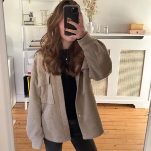 Gina Tricot kappa - Super fin kappa från gina! Kommer tyvärr inte till användning ❣️ storlek xxs men passar som xs! 