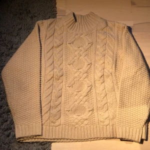 Stickad tröja  - Mysig, stickad, beige tröja i storlek S. Är stor i storleken så passar M också. Pris går att diskutera vid snabb affär! 🫶