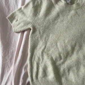 Stickad tröja kort ärmar - En sticka beige kort ärmar tröja från hm  Det finns nopror  