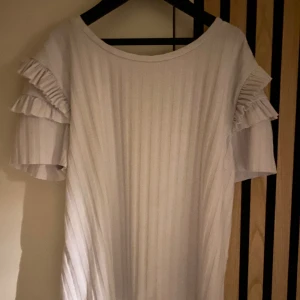 Vålangtrlja - Säljer dessa 2 volangtröjor antingen tsm elr enskilt ! Pris är styckpris.