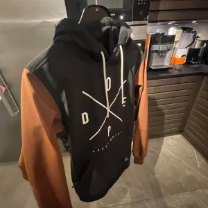 Dope skidjacka - Hej, säljer nu min dope skid jacka i nytt skick. Ny pris är runt 1250 - 1500kr och pris kan diskuteras vid en snabb affär! 