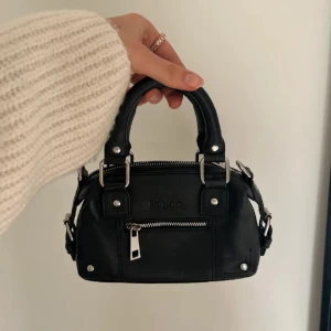 Nunoo mini bag bobby - Säljer denna jättefina väska från Nunoo, har tecken på användning men inga stora skador.  Nypris 1200kr 💕