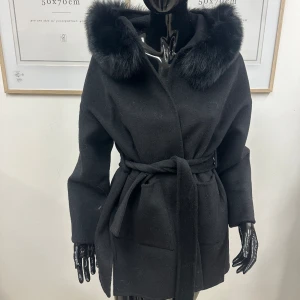Alicia coat black  - Kappa med äkta avtagbar päls krage. Helt nya och oanvända finns i svart (storlek S&M)  Ord pris 2199kr (pris kan diskuteras vid snabb affär)