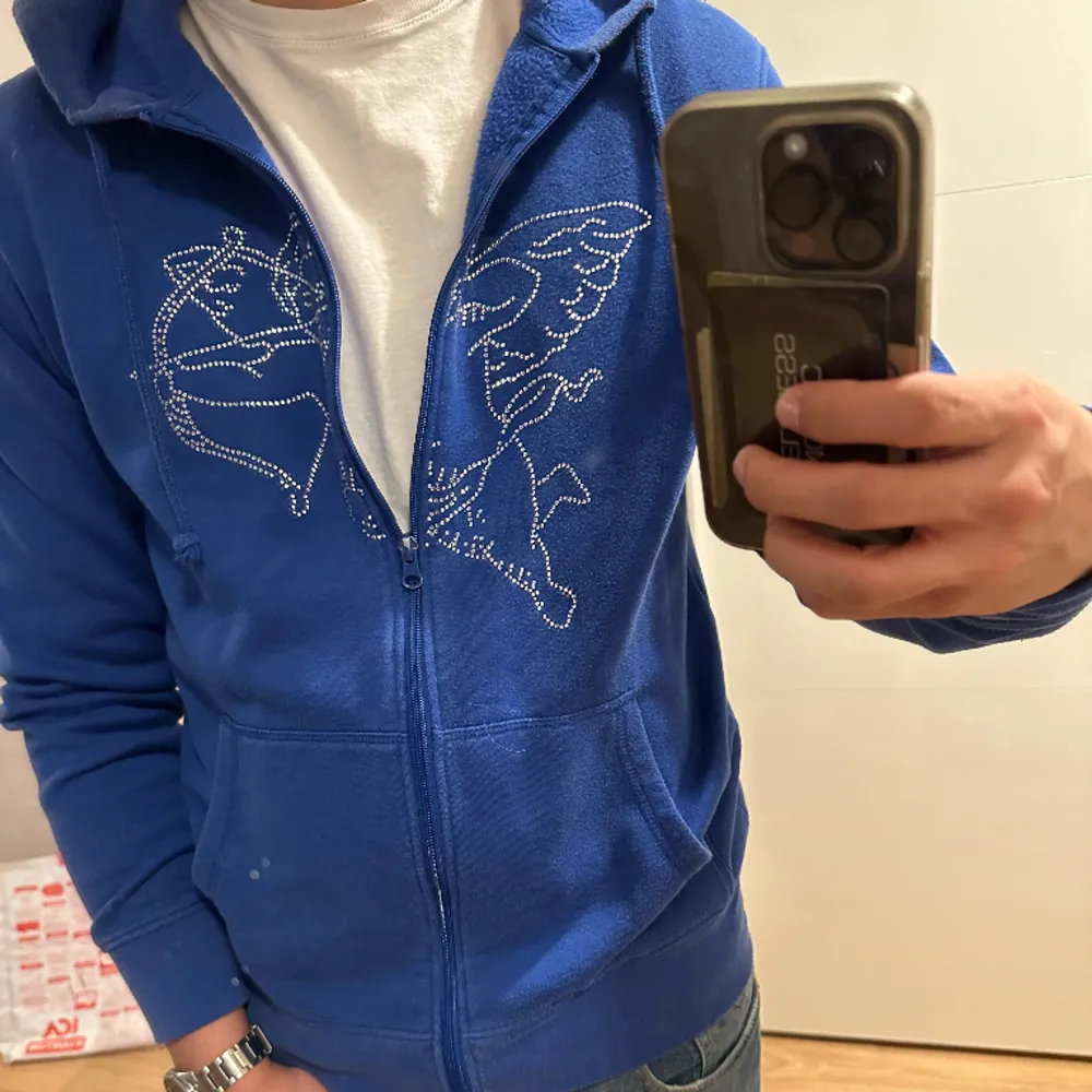 Säljer denna snygga rhinestone hoodie perfekt till sommaren 😁 Vet inte riktigt nypriset då jag köpte den här på plick men säljer den för 120 + frakt. . Hoodies.