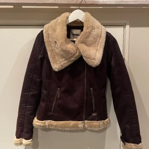 Läderjacka  - Jacka i läder, jättebra skick. Från pepe jeans i storlek XS