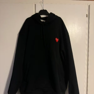 CDG HOODIE - Skön cdg hoodie i storlek XL men passar mig som bär M/L skitbra. Köpt på en Facebook sida för 4 år sen för ungefär runt 1700. Jävligt bra skick och sparsamt använd.