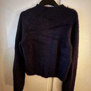 Tröja från &OtherStories - Mörk lila tröja som är lite längre i armarna,  Köpare står för frakt