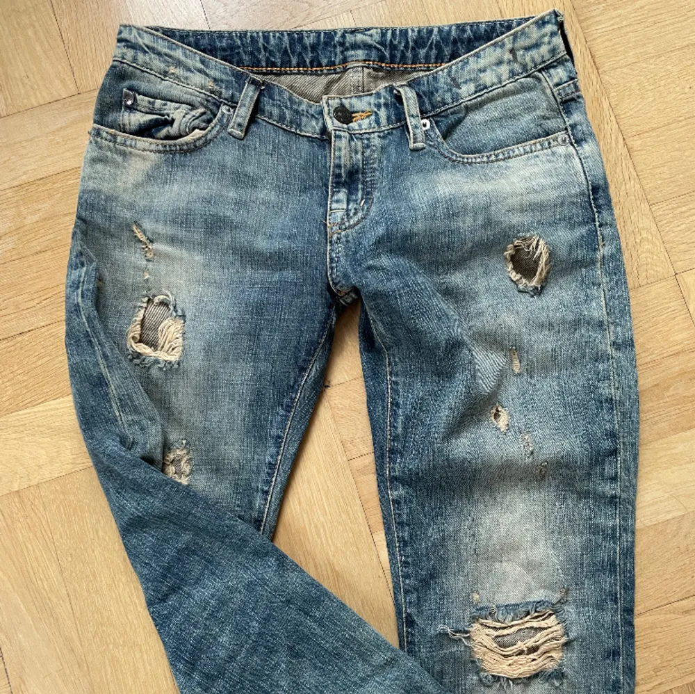 Superfina low waist slitna Denim and Supply jeans i storlek 34. Ganska korta i benen så passar typ den som är 155-170 cm men inte längre!. Jeans & Byxor.