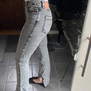 Säljer mina jeans från Zara i storlek 38!😊 Har använts få gånger och är som nya! De är något små i storleken så passar även 36 och de sitter bra förutom något långa för mig (är 1,67).😊