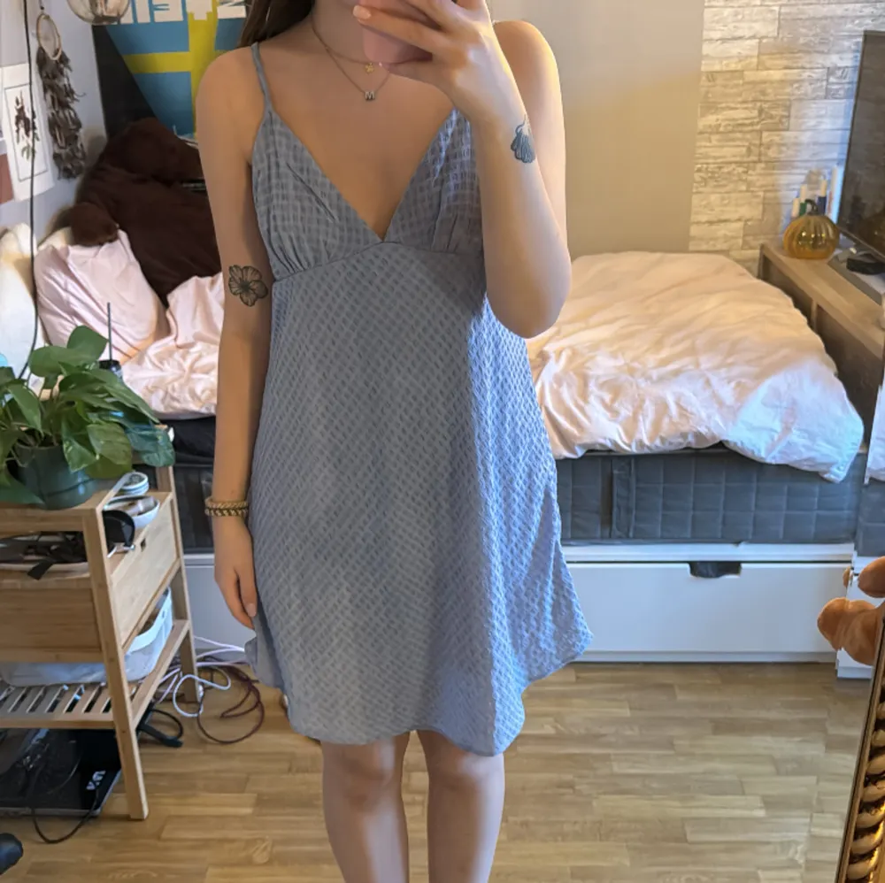 Ljusblå klänning från Gina tricot som ej kommer till användning längre. ANVÄND GÄRNA KÖP NU!🩷. Klänningar.