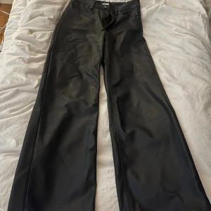 Fina fejkskinn byxor! - Super fina fejk skinn byxor!! De är högmidjade och raka i modellen, de passar tyvärr inte mig därför inga bilder på!