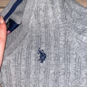 Polotröja  - Så fin polotröja med v-utringning i färgen grå! Lite liten i storleken, sitter tight på S men har nog en ”Regular fit” på XS. Toppen skick, använd 1 gång, säljer då den ej kom till användning