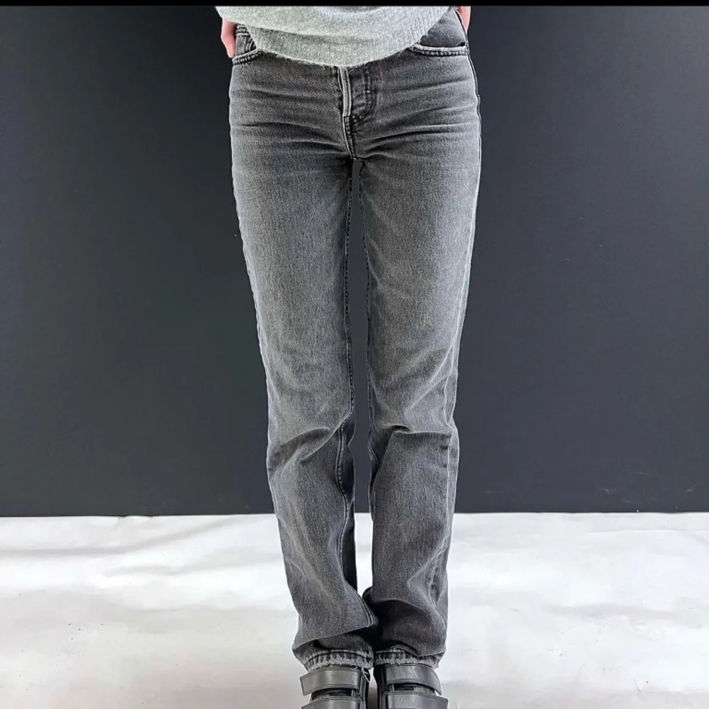 Gråa zara jeans med stjärnor⭐️  Storlek 32 Modell - 163 cm. Jeans & Byxor.