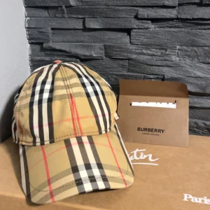 Burberry keps  - Säljer nu en riktigt fet burberry keps i storlek S, köpt på NK i Stockholm! (Kvitto finns) Inprincip nyskick utan några flaws!   Tveka inte att höra av dig vid minsta lilla fundering🙏