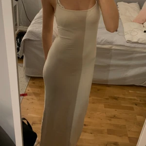 Långklänning - Superfin krämvit långklänning från HM, köpt i somras och sparsamt använd. Strl XS, lite kort på mig som 173💕