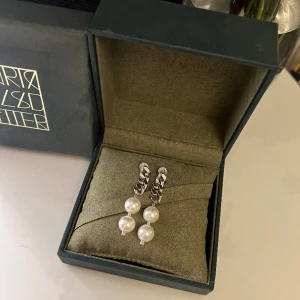 Sophie by Sophie örhängen - Säljer dessa supersnygga örhängen från Sophie by Sophie som jag fick i julklapp men dem används inte då jag använder mina andra örhängen mer❤️dem kostar 2000kr på hemsidan och i butik och dem har aldrig används!