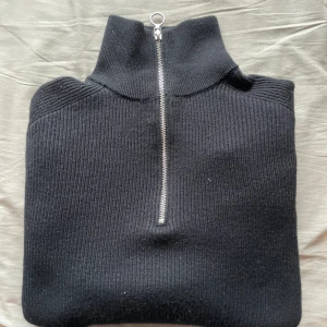Armani Half zip - En riktigt fet och kvalitativ Half zip från Armani. Den är i 10/10 skick och har inga defekter. Kostar 1900 ny säljer för 700. Den är storlek M men passar s också. Pris kan diskuteras vid snabb affär och hör av dig vid minsta lilla fundering. 