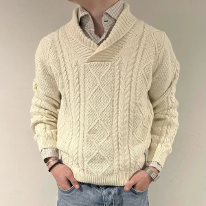 Massimo Dutti Tröja - Säljer riktigt snygg tröja ifrån Massimo Dutti. Grymt skick! Modellen är 167 cm lång. Hör av er vid frågor och funderingar!