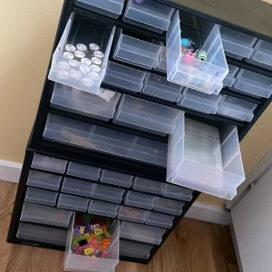 Massa smycken,klistermärken,pärlor,berlocker i två små byråer - Här får man massa smycken byråer och klistermärken och massa mer. Allt jag har är dock inte med på bilden. Säljer pga att jag har tappat intresset av att ha ett mini företag.bara lådorna är på värde av 300kr så det är väldigt prisvärt