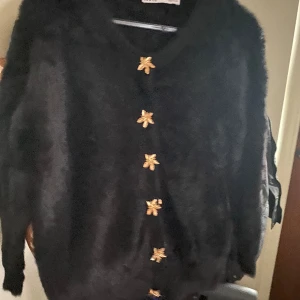 Kofta Zara  - I jättefint skick, stickad kofta m guldknappar fr Zara. 