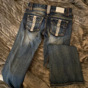 Vintage jeans - Lågmidjade bootcut jeans! Ny skick, aldrig använda! För långa på mig som är 158. Fråga inte om bilder på tack!Står storlek 5, uppskattar till kanske 27-28. Midjemått: ca 80 Innerbenslängd: ca 81