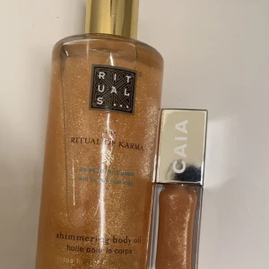 Glitter olja från Rituals och CAIA läppglans  - Säljer dessa tillsammans för jag inte använder någon utan dessa produkter.