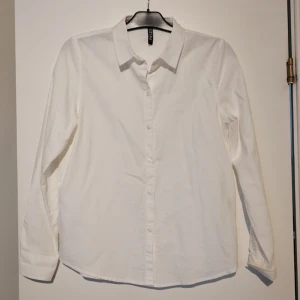 Vitsljorta - Stl. M, men mer som en S. Aldrig använd.