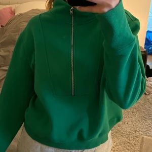 Grön tröja  - Jag säljer en fin grön tröja som jag inte använder mycket så den är som ny. Med dragkedja som funkar jätte bra.