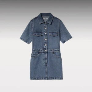 Jeansklänning  - Aldrig använd med lappen kvar, slutsåld överallt