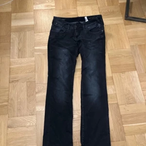 lågmidjade jeans  - Jeans i jättebra skick från Herrlicher storlek 30/32 och är bra i lång på mig som är 169  Skulle säga att de passar med de som har ca 43 rakt över midjan på jeans. Finns knytning i midjan  Nypris 1100kr 