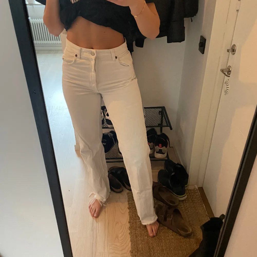 Vita jeans från Zara i straight modell. Högmidjade och i bra skick. Är 175cm och dem är långa på mig.   Kan mötas upp eller skickas. Köparen står för frakt. Jeans & Byxor.
