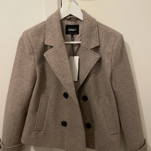 Fin kappa  - Helt ny fin kappa med prislapp aldrig andvänd köpt för 750 säljer den då den inte passar mig 