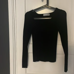 Jätte fin ribbad tröja - Säljer då den tyvärr blivit lite förliten💓fint skick!