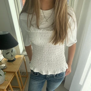 Supersöt topp!! - Säljer denna trendiga toppen!! Aldrig använd och prislapp är kvar❤️