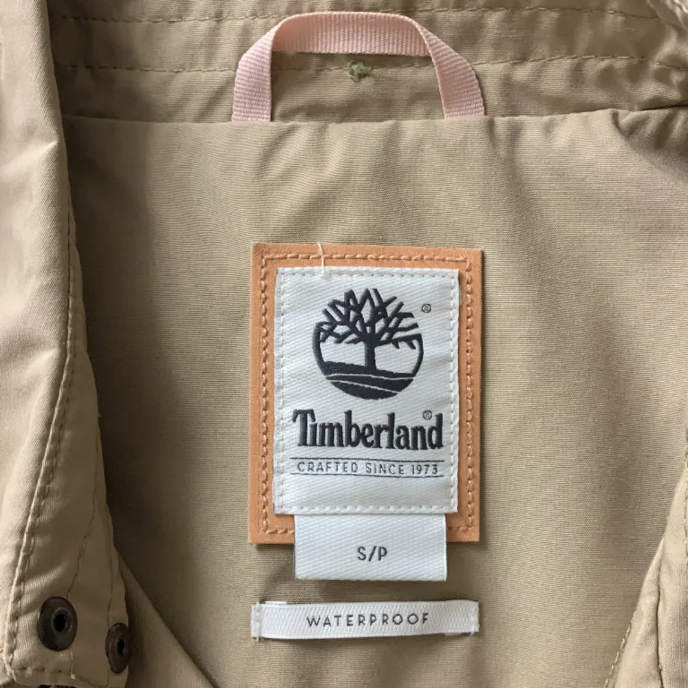 Väldigt elegant vattentät trenchcoat ☔️från timberland, haft den i ett år och är väldigt sparsamt använd 🤗🤗 ny pris 3000kr! Tryck gärna på köp nu eller kontakta 💞  Har tyvärr bara råkat tappa bort luvan :(. Jackor.