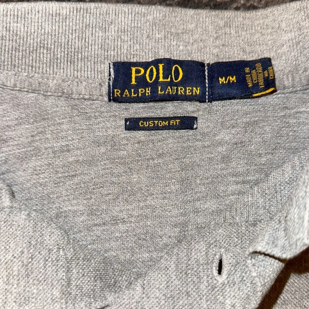 Polo Ralph Lauren Long sleeve piké  i storlek Medium, den har inga defekter eller fläckar och är som ny, använd två gånger men då ja kände att jag inte hade någon användning för den . Stickat.