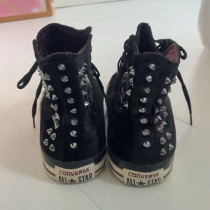Converse  - Skit coola vonverse med nitar, skorna är i storlek 40. 