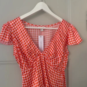 Topp - Topp i storlek 34 från Topshop. Aldrig använd, prislapp kvar.